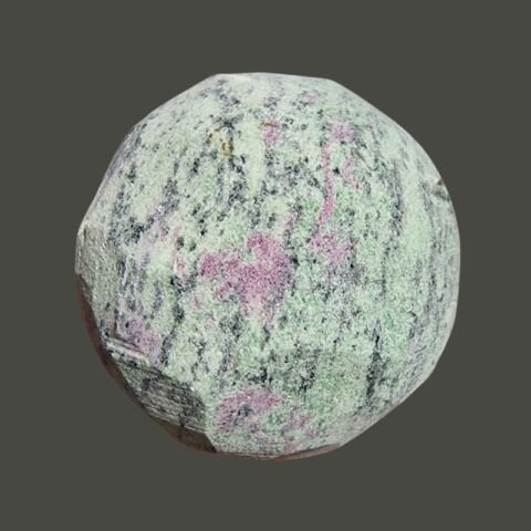 Rubin-zoizit ásvány golyó rusztikus felülettel 8 cm