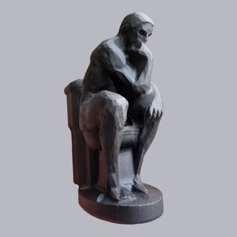 Fekete faragott kő figura WC-n ülő gondolkodó alak formában, 10 x 6 cm-es humoros dekoráció.