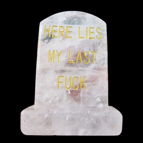 Hegyikristály ásvány sírkő Here lies my last fuck felirattal, áttetsző fehéres kristályos dísztárgy