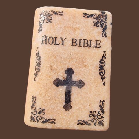 Kvarc ásvány biblia faragott könyv formában kereszt motívummal és Holy Bible felirattal