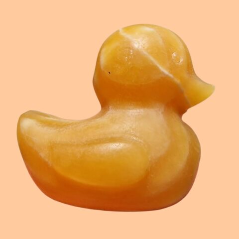 Narancs kalcit kacsa figura 7 x 6,8 cm-es méretben, meleg narancsos és mézes árnyalatú ásvány dekoráció.