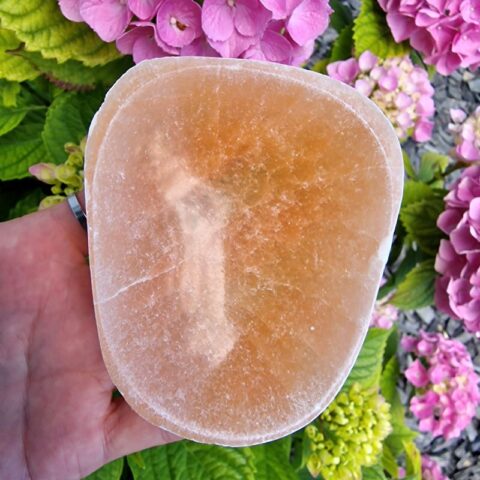 Sárga szelenit tál, amorf 9–10 cm polírozott ásvány dekoráció
