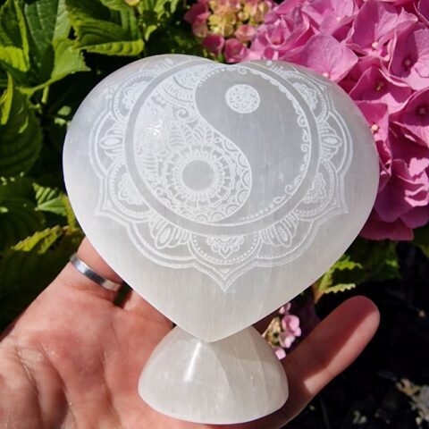 Szelenit álló szív yin yang 10 cm fehér ásvány dekoráció