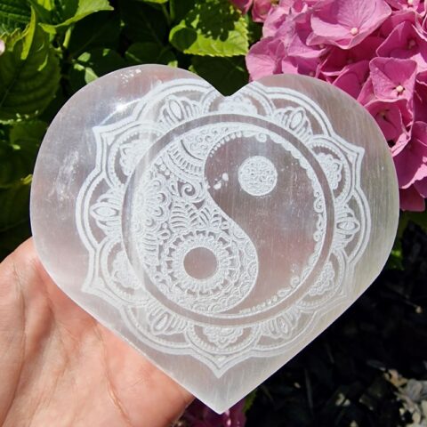 Szelenit szív yin-yang mintával, nagy 10–11 cm fehér ásvány dekoráció
